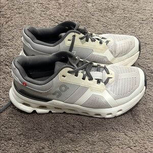 On Running Womens  White and Gray Sneakers Cloudrunner 7.5